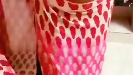 Ein cuckold-ehemann bewundert die schönheit seiner sexy Desi-ehefrau, nachdem er sie gebeten hat, einen sari zu tragen.