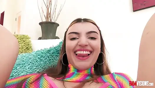 Minyon Hintli Julia James anal seksten sonra ağzını dölle dolduruyor