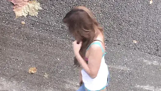 Ateşli kız üç erkek tarafından toplu sikiliyor ve ağzına boşaltıyor