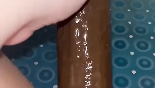 Aku lagi muasin memekku pakai dildo ukuran kontol raksasa pria kulit hitam hari ini