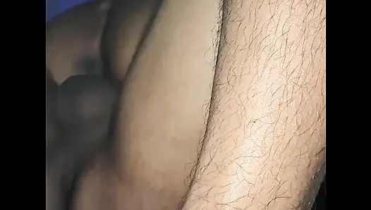 Kız arkadaşımı sikiyorum ve yatmadan önce içine boşalıyorum