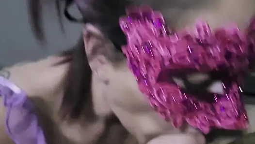 Versaute milf in einer rosa maske, blowjob mit schlucken