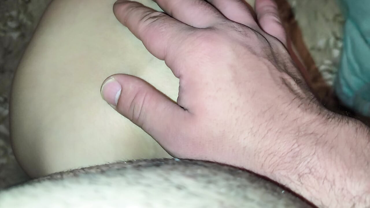 Eu entrei na posição de cabra e meu meio-irmão masturba minha buceta com seu pau enorme