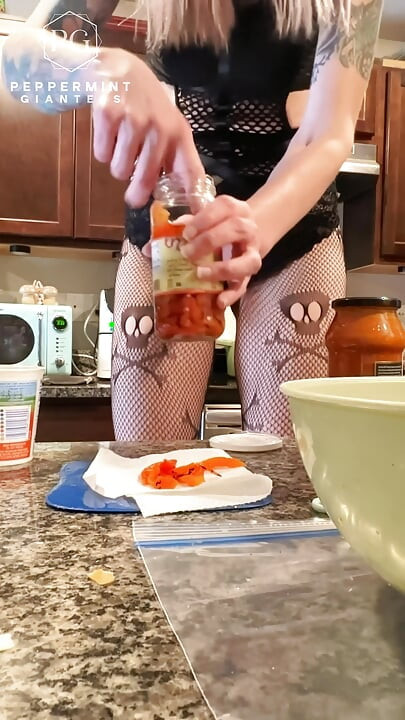 Peppermint giantess 7'3 membuat kerang yang diisi dengan pembantu mungil yang sangat nakal diikat ke sepatu hak tinggiku