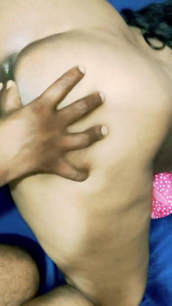 「デジ継母の煽る隣人の男の子ハードコア」からの魅惑的な瞬間