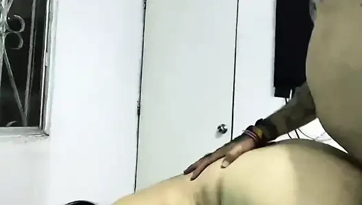 Dengan tirai terbuka Riva memberiku blowjob besar