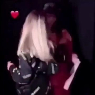 Mädchen berührt Billie Eilish, sexuell gegangen