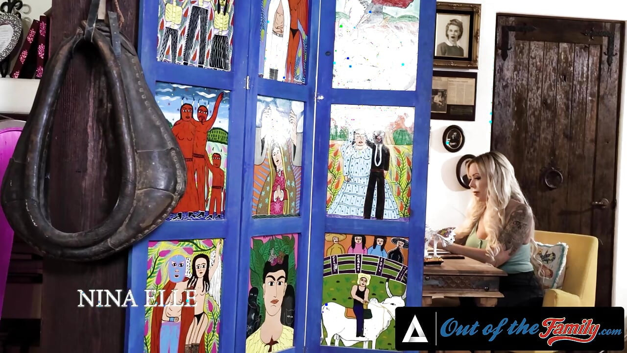 OUT OF THE FAMILY - Violet Myers kusi ojczyma idealnymi cyckami na hardcore'owe rżnięcie w twarz
