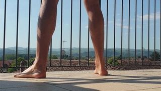 Workout nudo sul balcone
