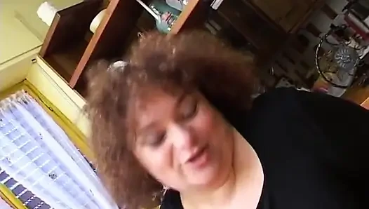 Amateur fat girl jerks off her pussy with a dildo