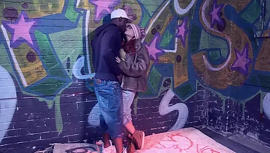 Грудастую рыжую крошку шпилют большой черный член