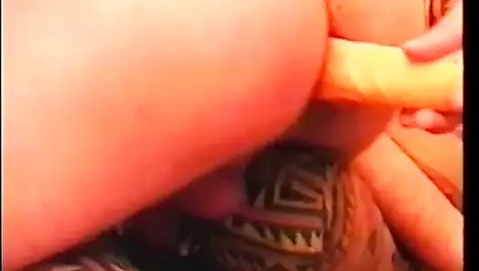 Pejantan dan pelacur mendapat dildo di pantat setelah bj di threesome biseksual MMF panas