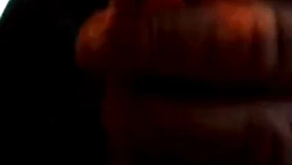 Porno izlerken sikimle oynuyorum
