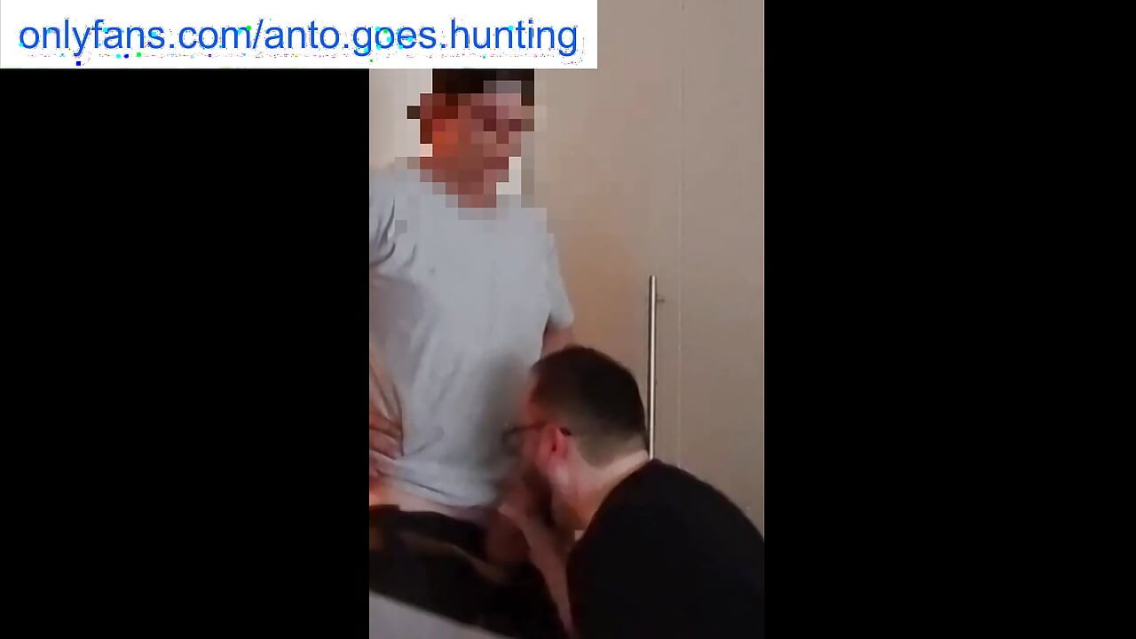 Hetero vodoinstalater dolazi popraviti moj sudoper i uhvati me kako drkam - na kraju sisamo jedno drugome