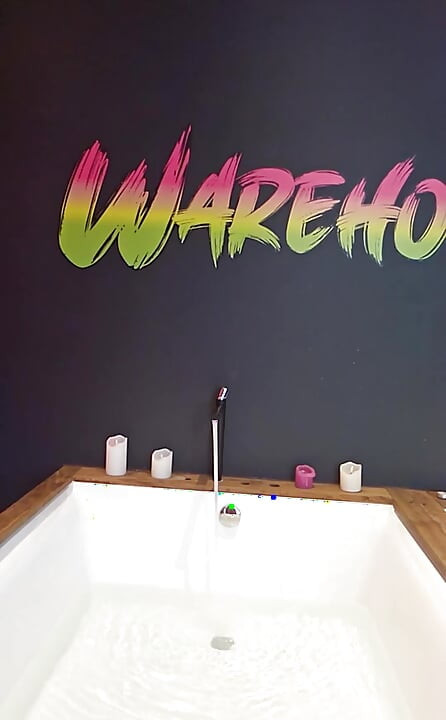 Warehouse-X'deki banyoda bana katıl! Benim oyuncaklarım var! Seni getirirsen götümü de getireceğim