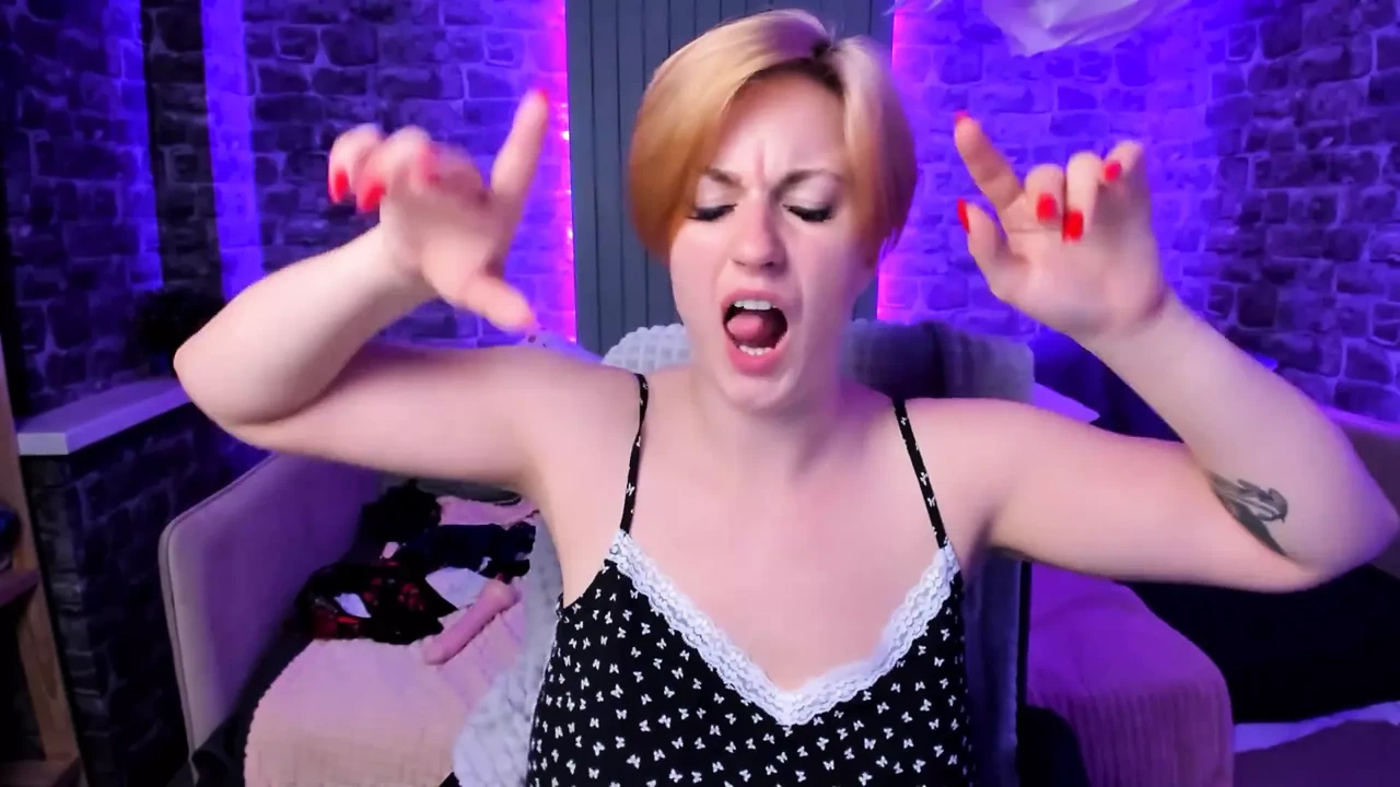 屁股和乳房很好的红发女郎抚摸她的阴户