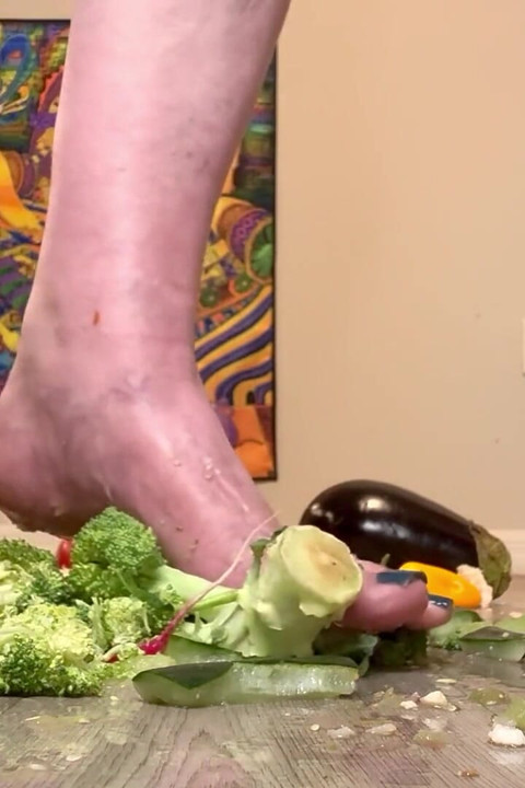 Size 16 Foot Crush with Vegetables