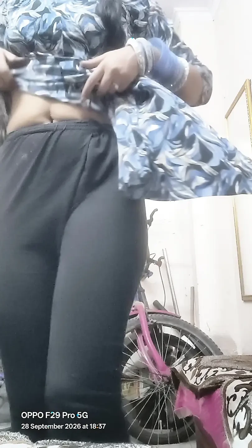 Desi housewife showing boobs and pussy doing fingering
