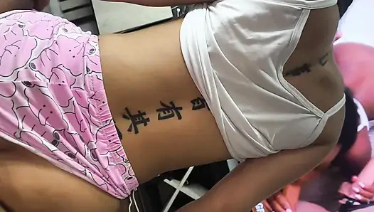 МОЯ МАЧЕХА МАСТУРБИРУЕТ, ПОКА ЕЙ НЕ НАКАЧИВАЮТ МОЛОКО