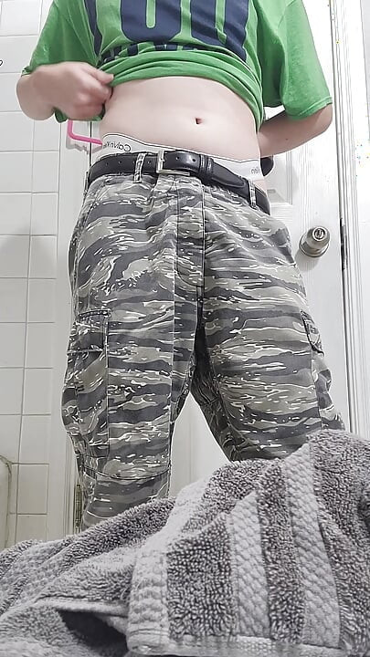 Femboy Twink tuširanje + losion dok nosi tangice