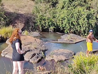 Piscina en medio del bosque, sexo realizado a la luz del día por un hombre casado y una niña