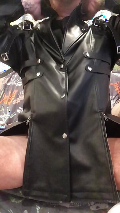 Kontol besar muncrat di pantat boneka seks kontol floppy