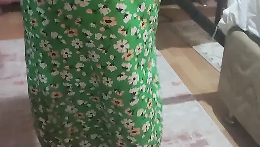 Ben evi süpürerken geldi, ıslak amcığımı yaladı ve yarağını içeri soktu.