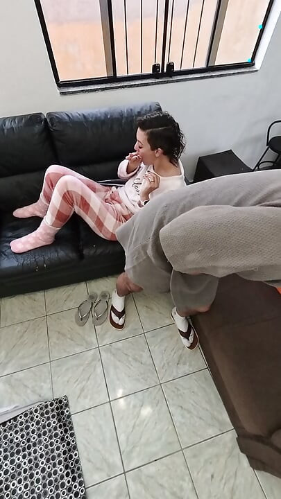 Sie weiß, wie man bei der Masturbation hilft und schluckt alles. Tabu.