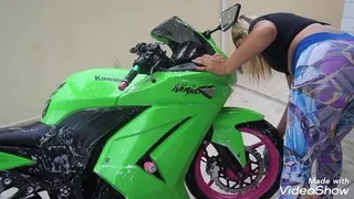 Esposa rabuda lavando moto