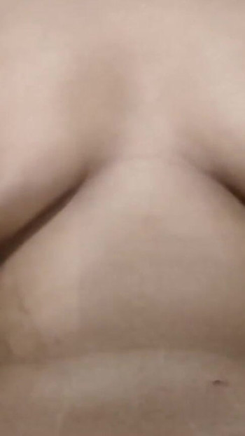 Snažan trenutak iz "Seksi Trans BBW prstima i draži svoju debelu guzu"