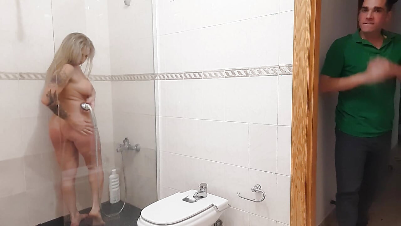 BLOND BARMFAGRE MILF STEMOR I DUSJEN KNULLET AV STESØNN