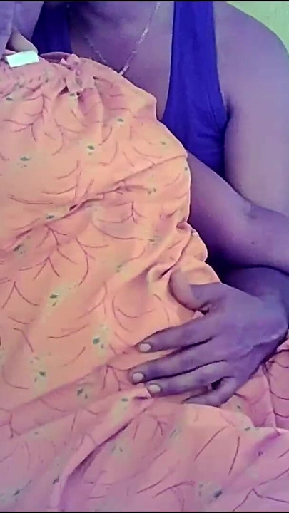 Morate vidjeti trenutak iz "Indijske seoske kućanice pokazuju velike sise i crne bradavice"