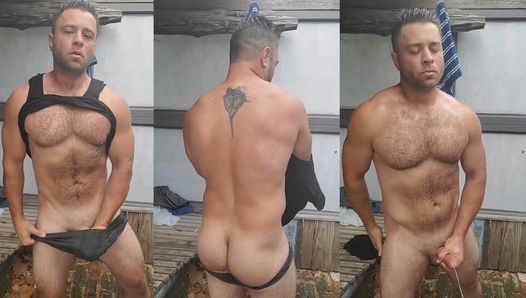 Erotische gespierde jock neemt een douche na de sportschool en komt klaar