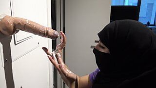 Hijab, Teenager gegen riesigen Schwanz