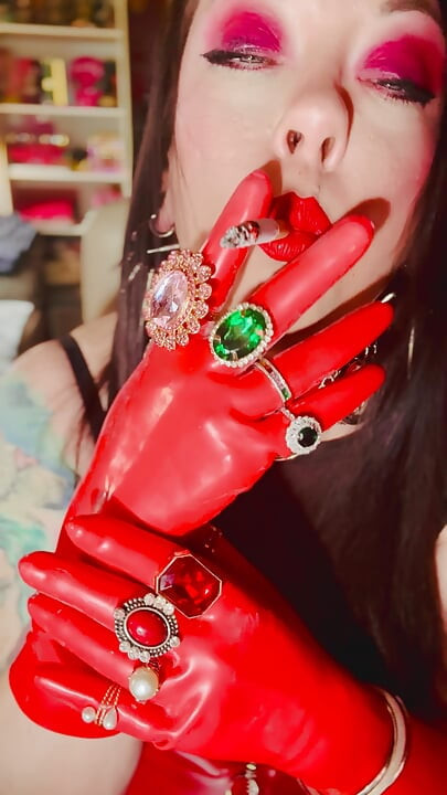 Latexhandschuhe, Schmuck &eine rauchenden königin! Tina snua lutscht eine zigarette und zeigt ihre handschuhen - Driftende baumelnde ringe