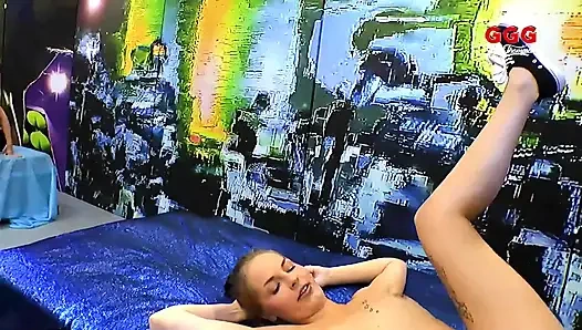 Рыжую шлюшку трахнули в гэнгбэнге и залитый спермой четыре возбужденных ебаря