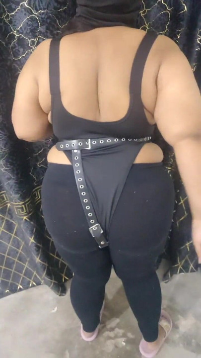 Milf sexy lady in slave avatar