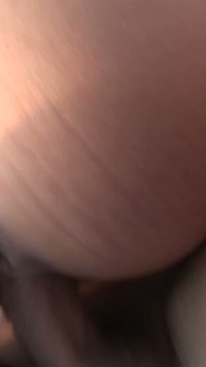 Brunette ve sarışın dışarıdaki fuarda sertçe sikilirken yüksek inlemeler yankılanıyor | Bölüm 2