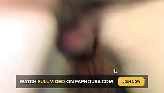 Kıvırcık saçlı orta yaşlı seksi kadın genç sevgilisine çılgınca biniyor