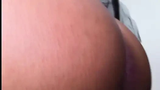 Pembantu nakal ini butuh pertolongan untuk bersih-bersih