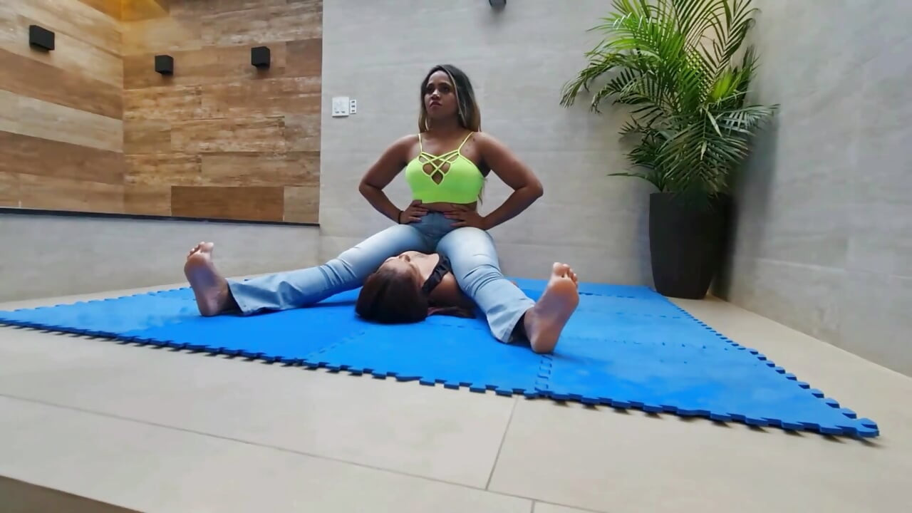 Perut dan dada diduduki veronica dan budaknya