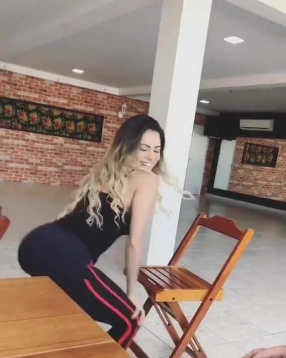 Lexa mostrando o RABO GOSTOSO