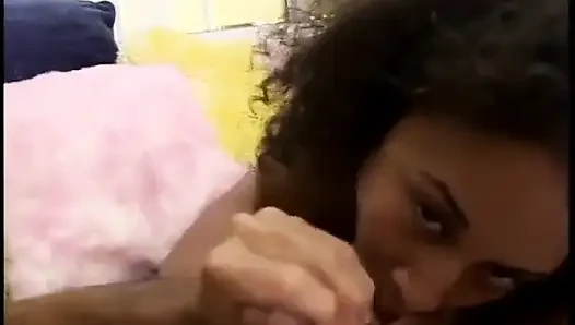 Pelacur kulit hitam dengan mata cokelat dan amp; Cewek rambut bahenol lagi asik nyepong kontol pov