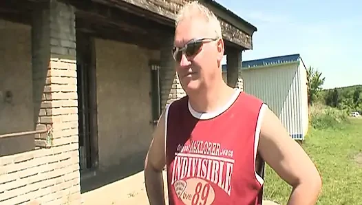 Alter opa fickt süßes teen mit dicken titten im freien