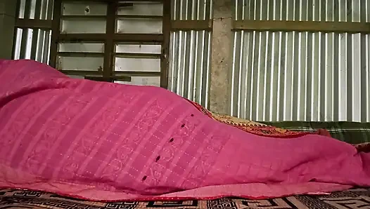 Üvey erkek ve üvey kız kardeş aynı yatağı paylaşıyor