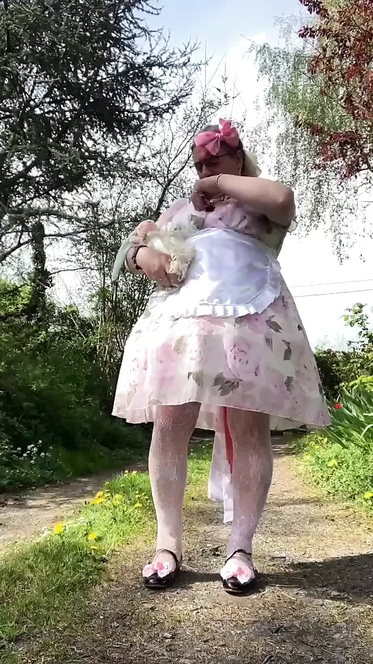 V růžovém babydoll oblečení na den