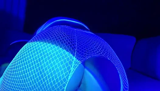 Knackarsch mit perfekter muschi nimmt riesigen dildo und schwanz