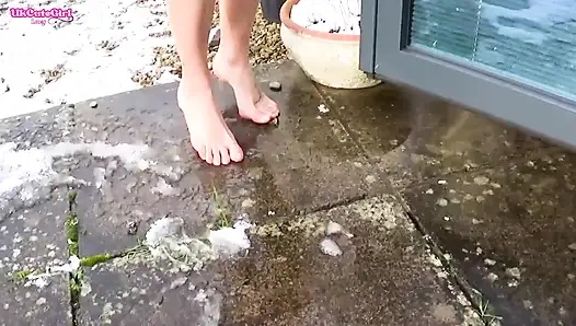 Tantangan kaki beku cewek nakal ini dientot habis-habisan sampai dia mengerang keenakan