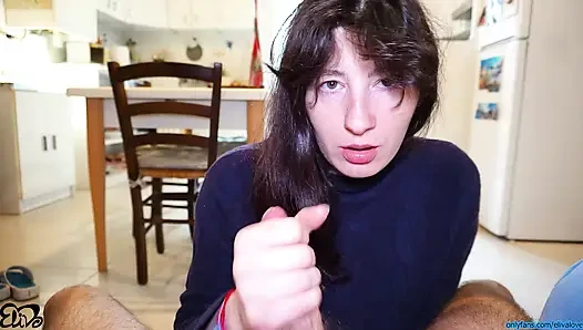 Он был сосредоточен на игре, я — на его твёрдом члене (я глотаю сперму)