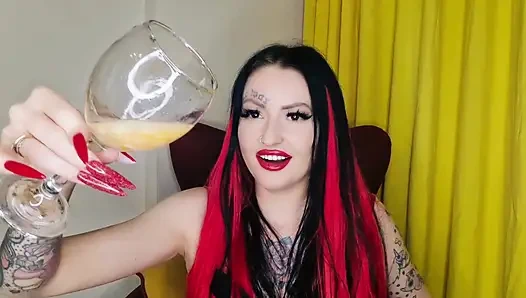 Tükürme fetişi. Sahibe limon emiyor, bu da özel bir tükürük kokteyli hazırlamak için daha fazla tükürük gerektiriyor, salya akıtıyor ve çiğnenmiş limon f